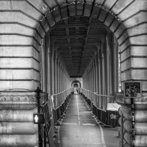 Photo de rue Paris en noir et blanc