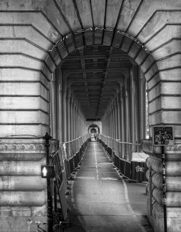 Photo de rue Paris en noir et blanc